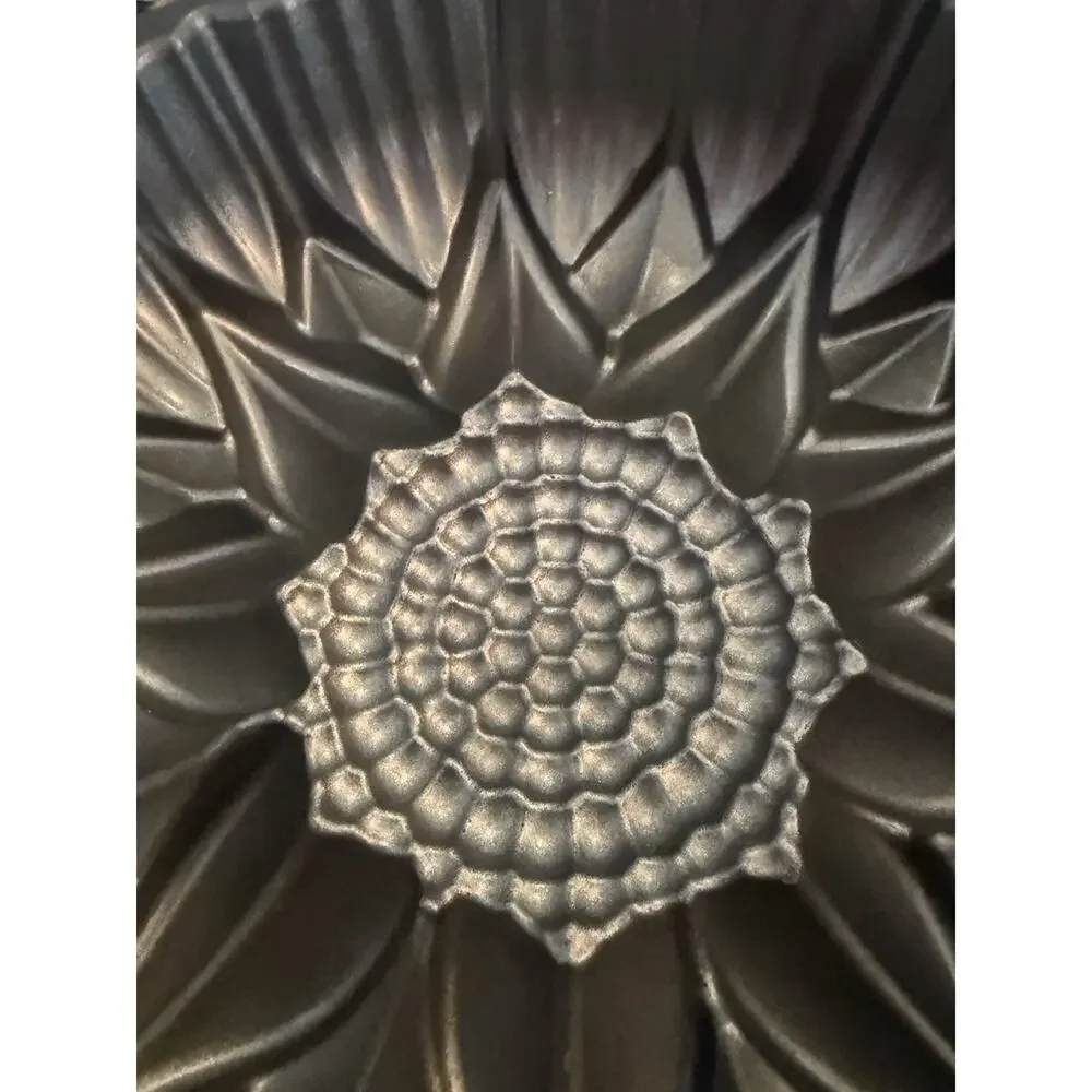 Nordic Ware 10 Cup Sunflower Bundt Pan Flower Cake Non Stick Bake Ware 10.5